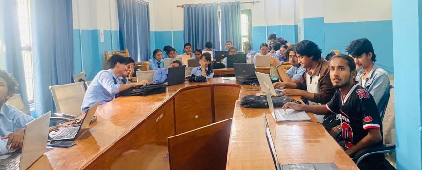 जनता क्याम्पसका विद्यार्थी मोबाइल एप बनाउने सिप सिक्दै 