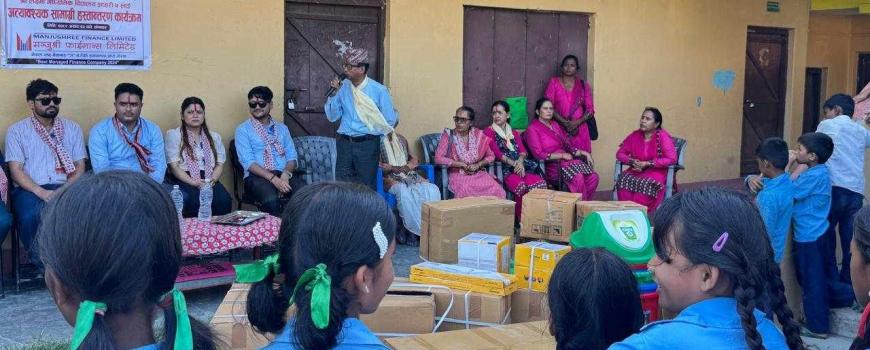 मञ्जुश्री फाइनान्सद्धारा लक्ष्मी मा.विमा शैक्षिक सामाग्री हस्तान्तरण  