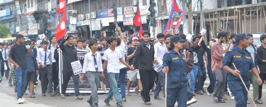 इटहरीमा पनि जेन–जीको प्रदर्शन, प्रधानमन्त्रीविरुद्ध चर्को नाराबाजी