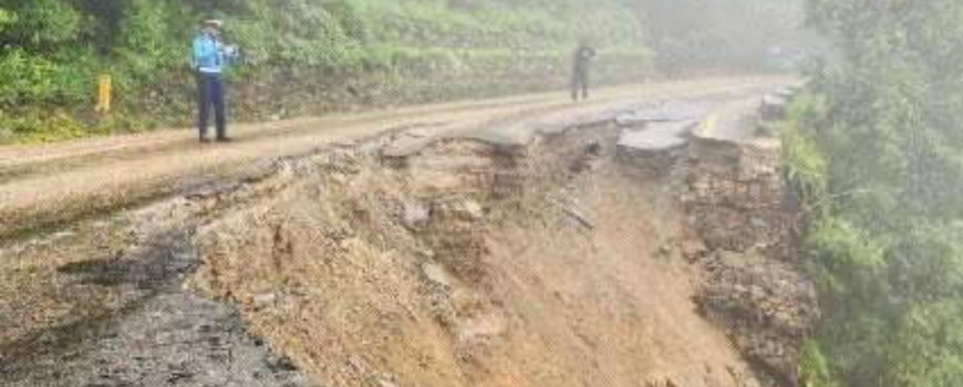 धनकुटामा सडक भासिएपछि पहाडी क्षेत्रको यात्रामा समस्या,ठुला सवारी रोकिए,साना एकतर्फी सञ्चालन   धनकुटामा सडक भासिएपछि पहाडी क्षेत्रको यात्रामा समस्या,ठुला सवारी रोकिए,साना एकतर्फी सञ्चालन