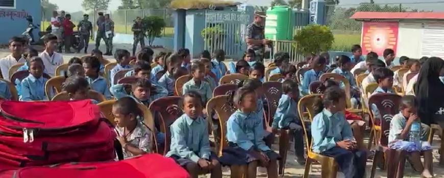 सीमावर्ती क्षेत्रका विपन्न विद्यार्थीलाई शैक्षिक सामाग्री वितरण