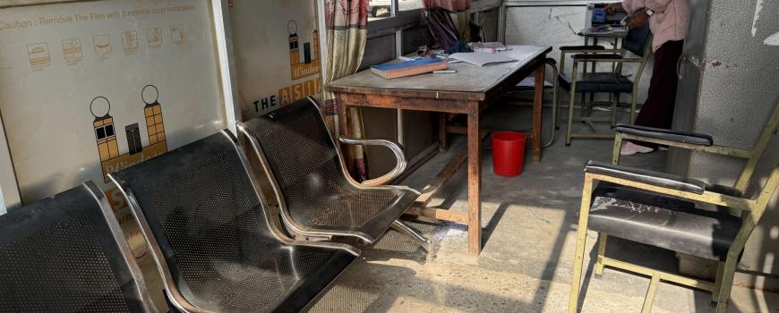 थोत्रे टेबल र तीन वटा कुर्सीले धानेको जिल्ला अदालत सुनसरीको मेलमिलाप केन्द्र