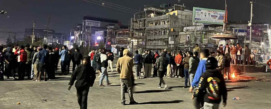 इटहरीको मुख्य चोकमा ट्रकको ठक्करबाट एक जनाको मृत्यु भएपछि अवस्था तनावग्रस्त इटहरीको मुख्य चोकमा ट्रकको ठक्करबाट एक जनाको मृत्यु भएपछि अवस्था तनावग्रस्त
