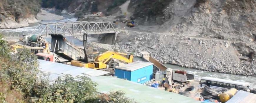 अरुण तेस्रोका मजदुर आन्दोलित ज्याला नपाएको भन्दै काम ठप्प 