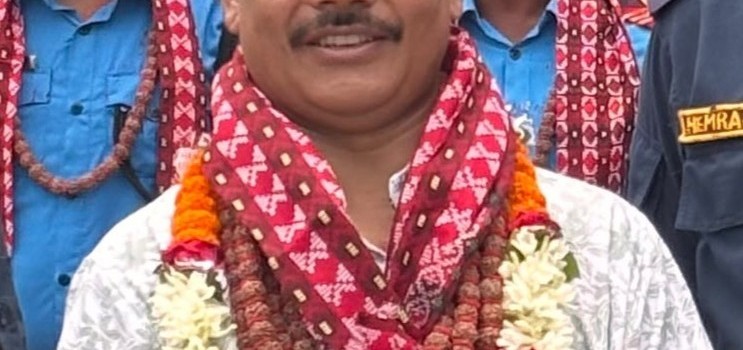 बाबुको उपचारका लागि बिदामा, फर्किँदा सरुवाको पत्र; एसपी थेबेको बिदाइ बाबुको उपचारका लागि बिदामा, फर्किँदा सरुवाको पत्र; एसपी थेबेको बिदाइ