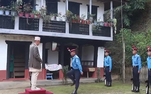 जन्म घर पुगेका प्रदेश प्रमुख खापुंगलाई प्रहरीको पिर्के सलामी 
